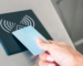 כיצד כרטיסי RFID יכולים לעזור בבקרת גישה ואבטחה?