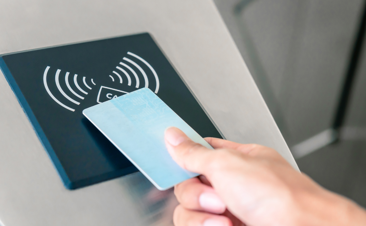 כיצד כרטיסי RFID יכולים לעזור בבקרת גישה ואבטחה?